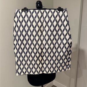 Textured Diamond Pattern White and Navy Mini Skirt